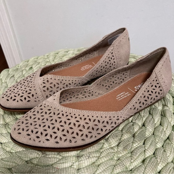TOMS Jutti Perforated Suede Desert Taupe Pointed Slip On Flats NWOB - Picture 1 of 7